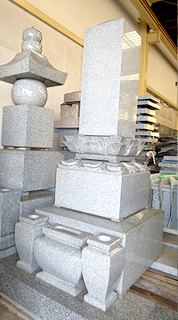 和型墓石(蓮華付)